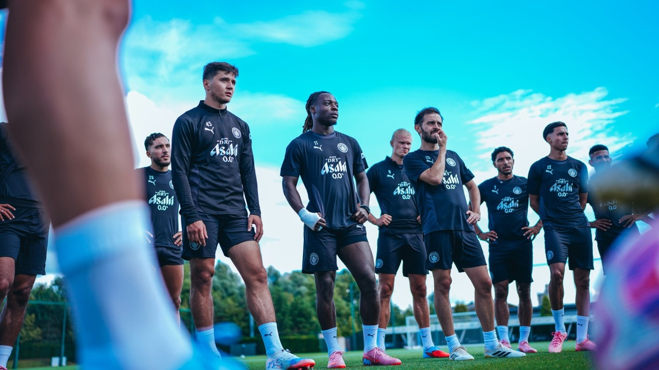 Manchester City players train together