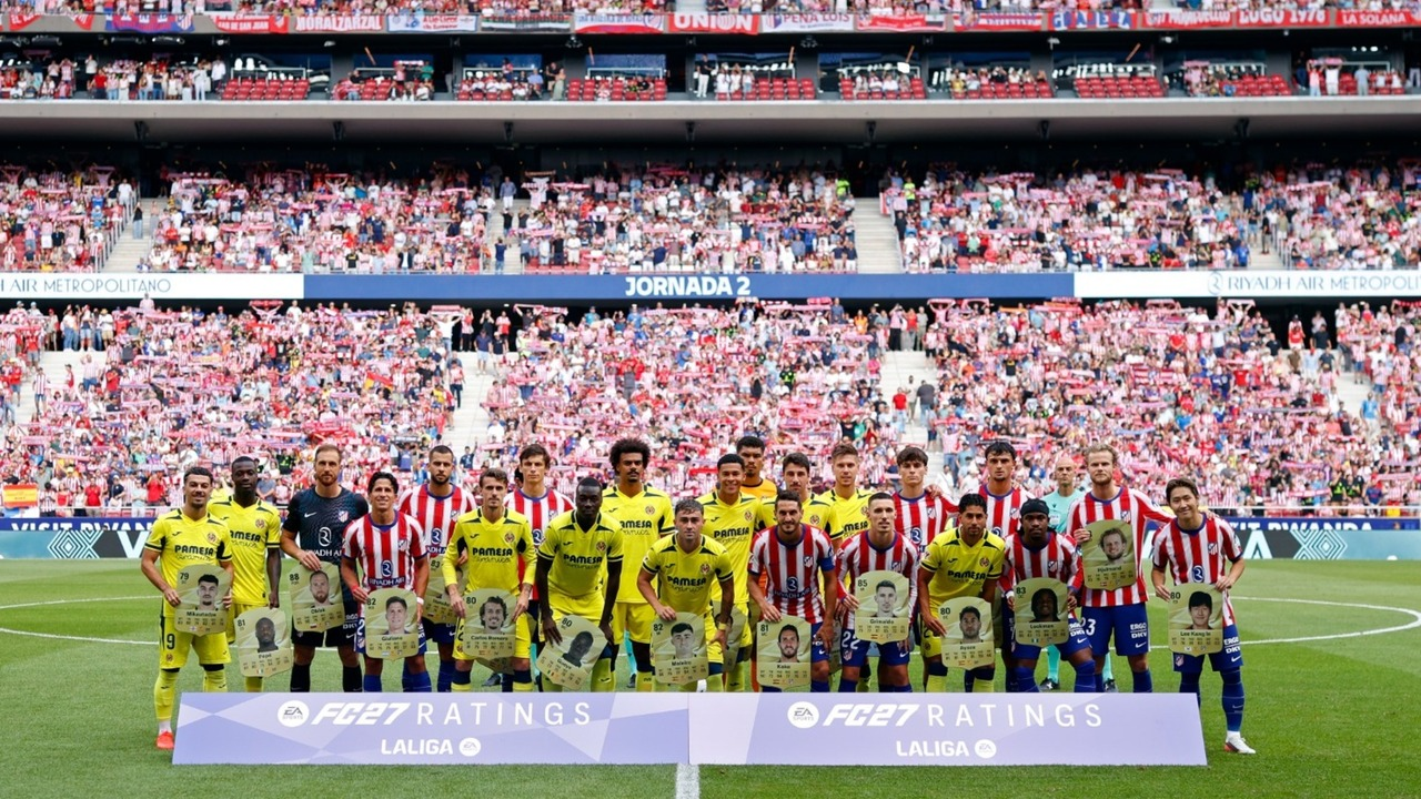 Atletico Madrid and Villarreal teams line up before the match