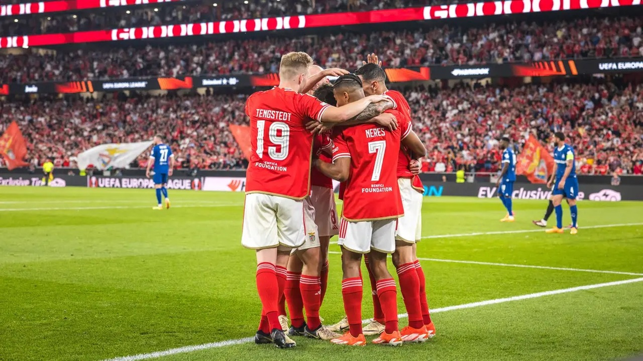 Benfica players thank supporters after the European tie