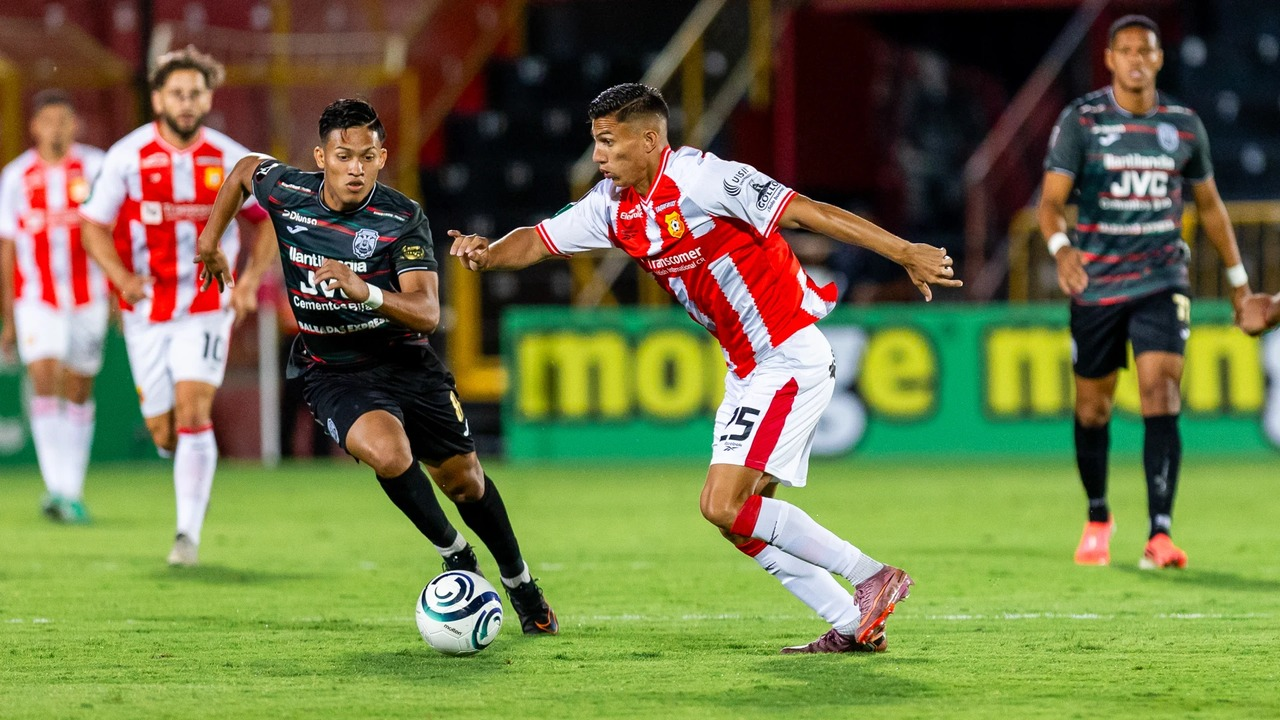 Herediano and Marathon players challenge for possession