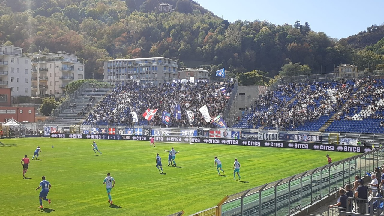 A Como team scene on the pitch