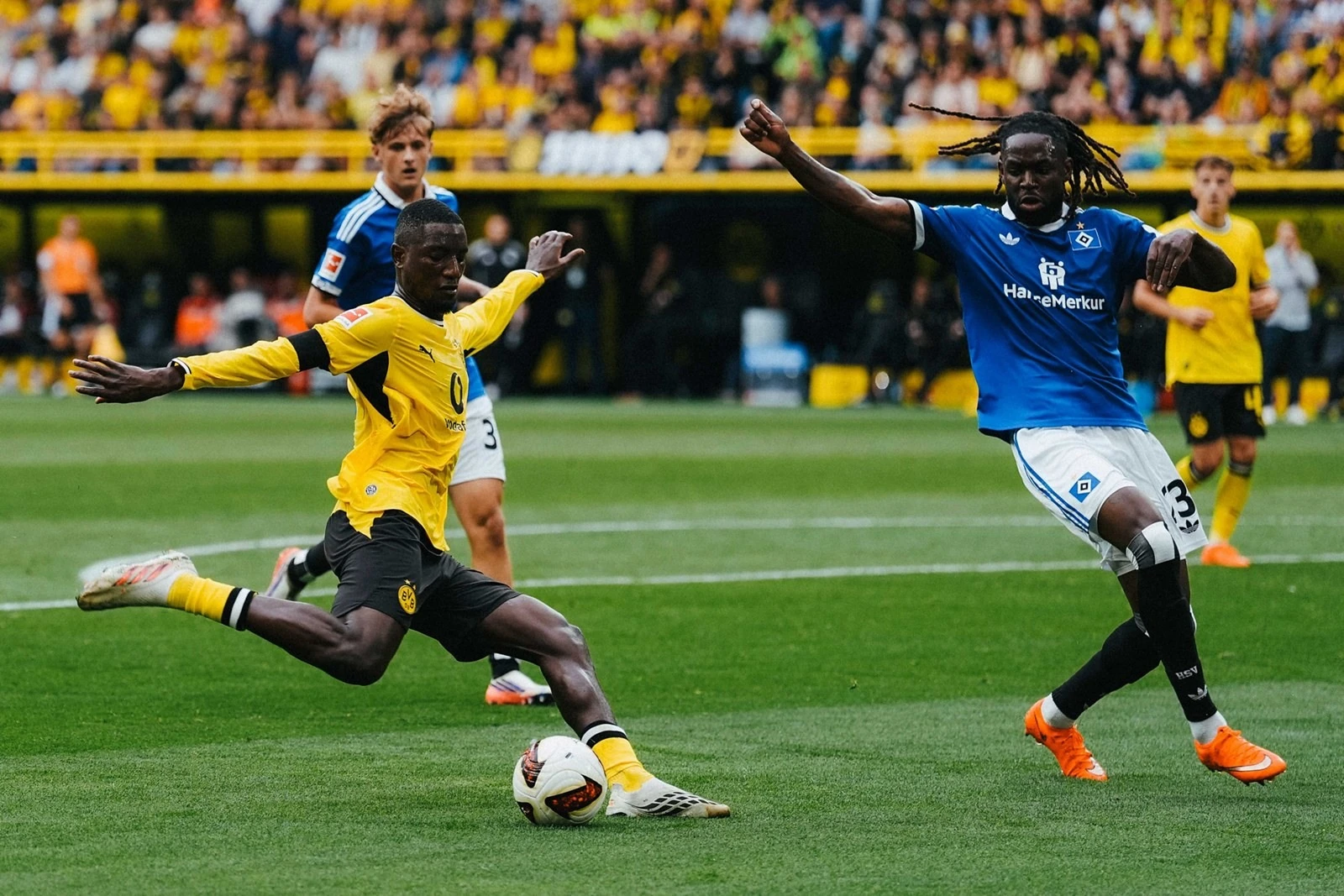 Supporting image for Dortmund build an early lead and protect it with ten men against Hamburg