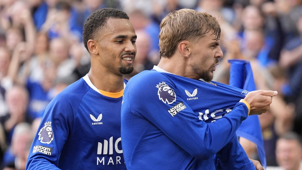 Everton beat Crystal Palace 2-0 in their Premier League opener