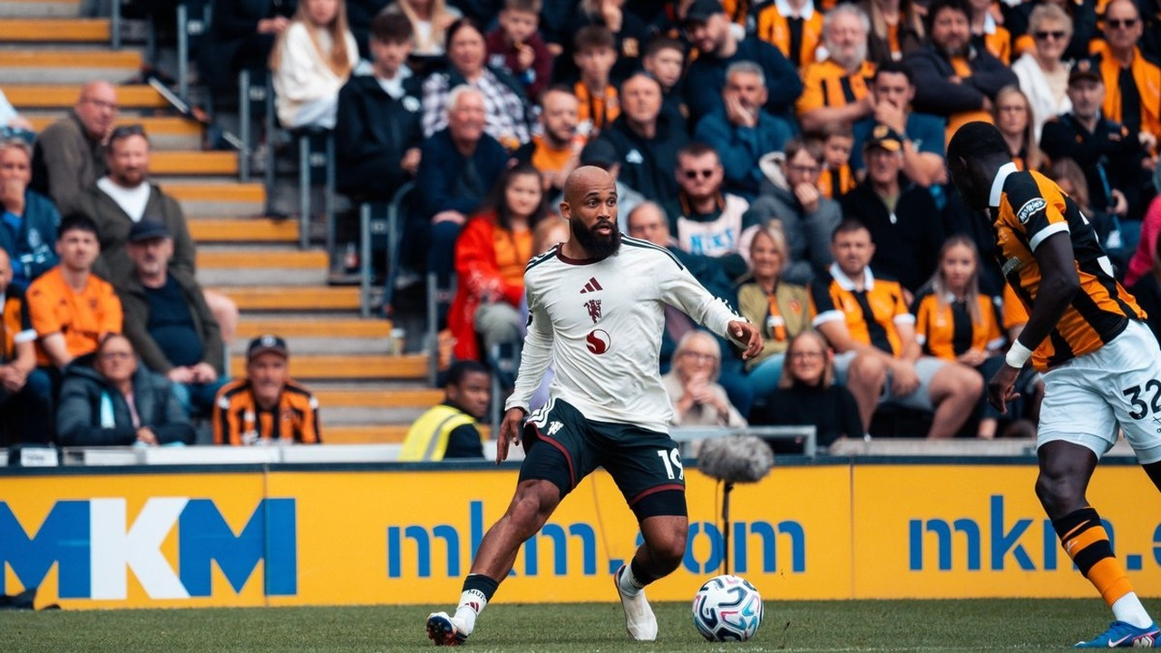 Manchester United attack during the match at Hull