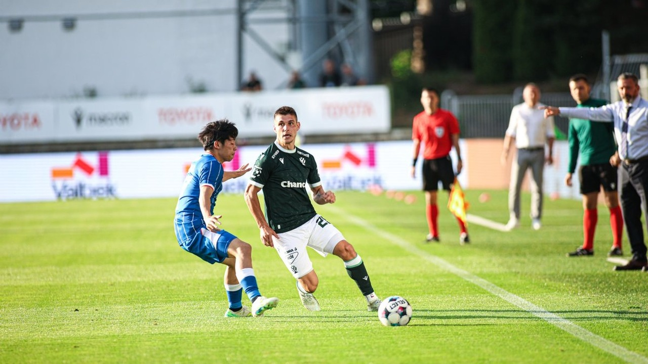 Jablonec build an attack against Rangers