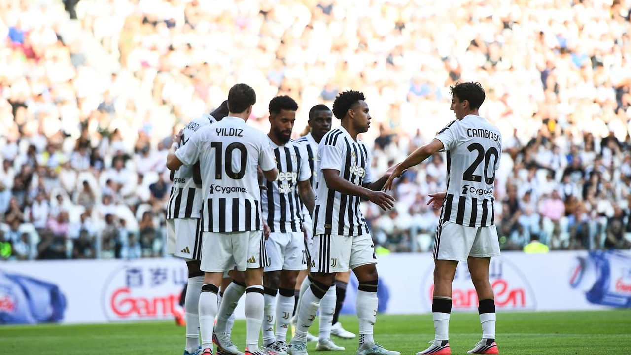 Juventus players gather together on the pitch