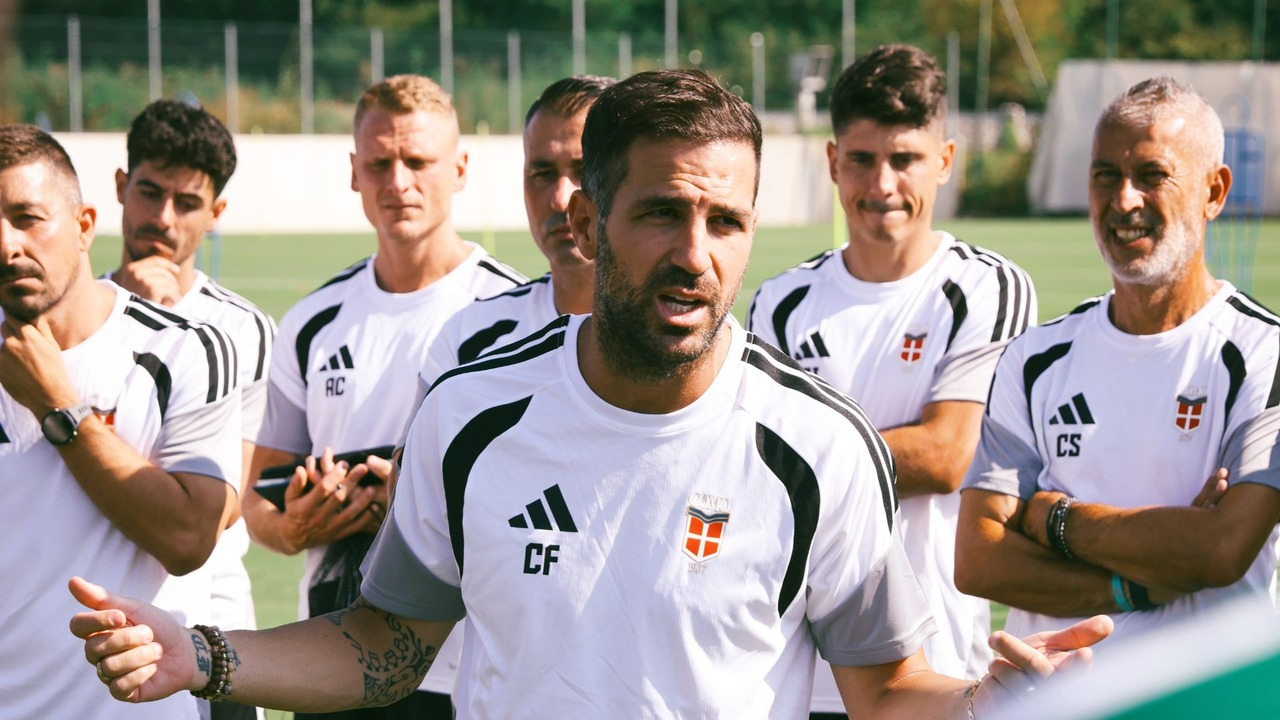 Como players stand together on the pitch