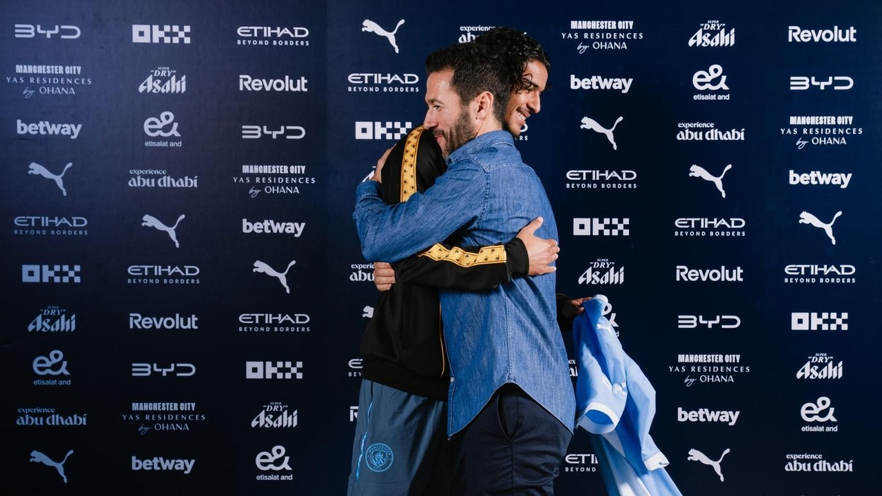 Ayyoub Bouaddi embraces Hugo Viana after completing his transfer