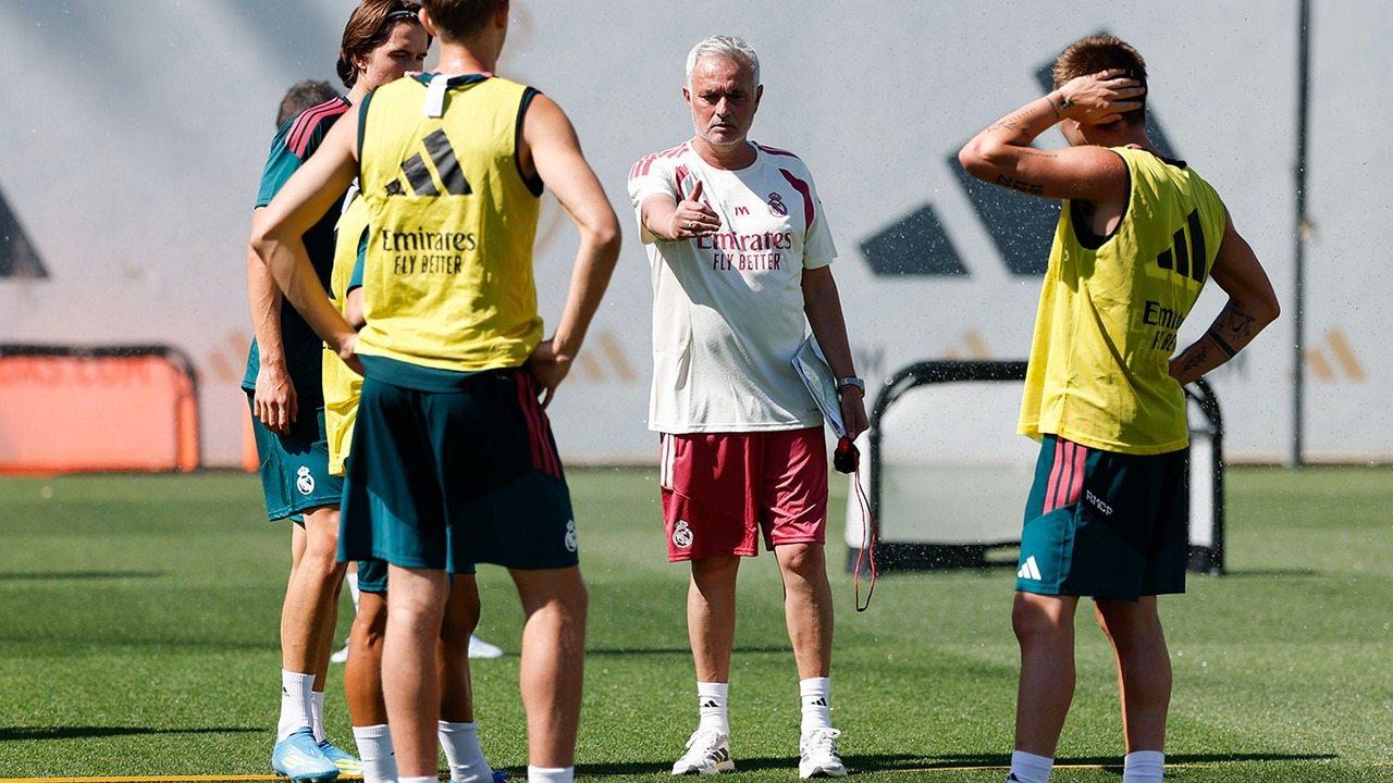 Jose Mourinho speaks to Real Madrid players in training
