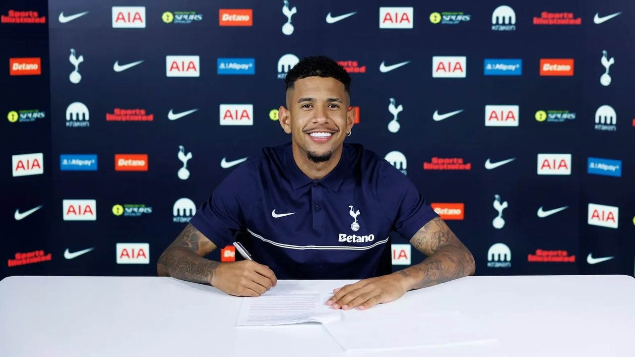 Savio signs his Tottenham contract