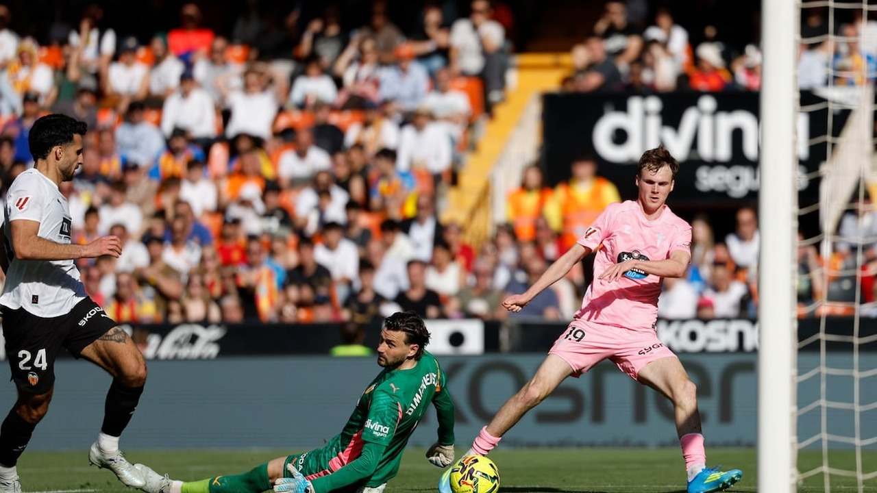 Valencia and Celta players contest possession at Mestalla