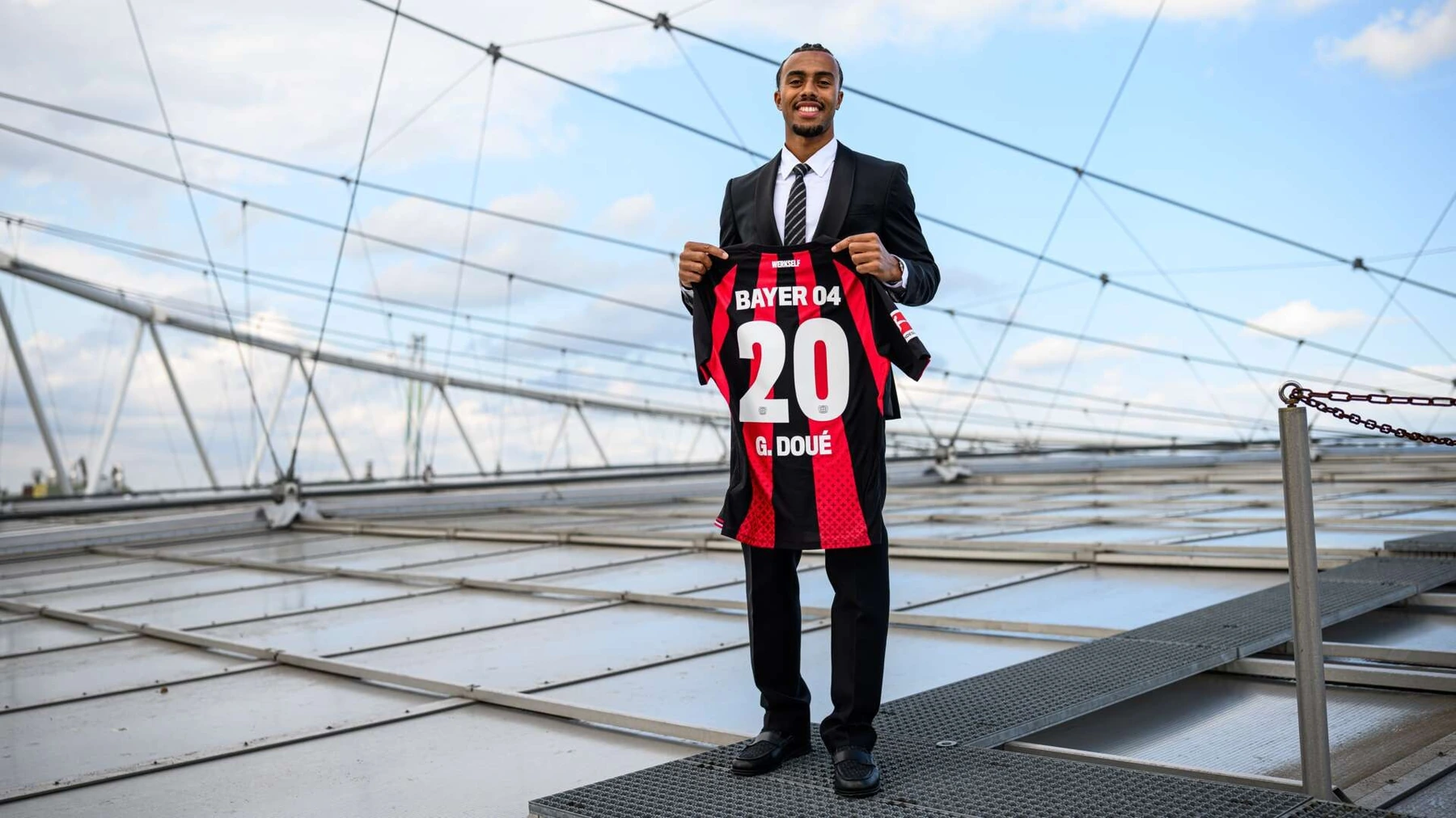 Supporting image for Guéla Doué gives Leverkusen a new right-side option on a five-year contract