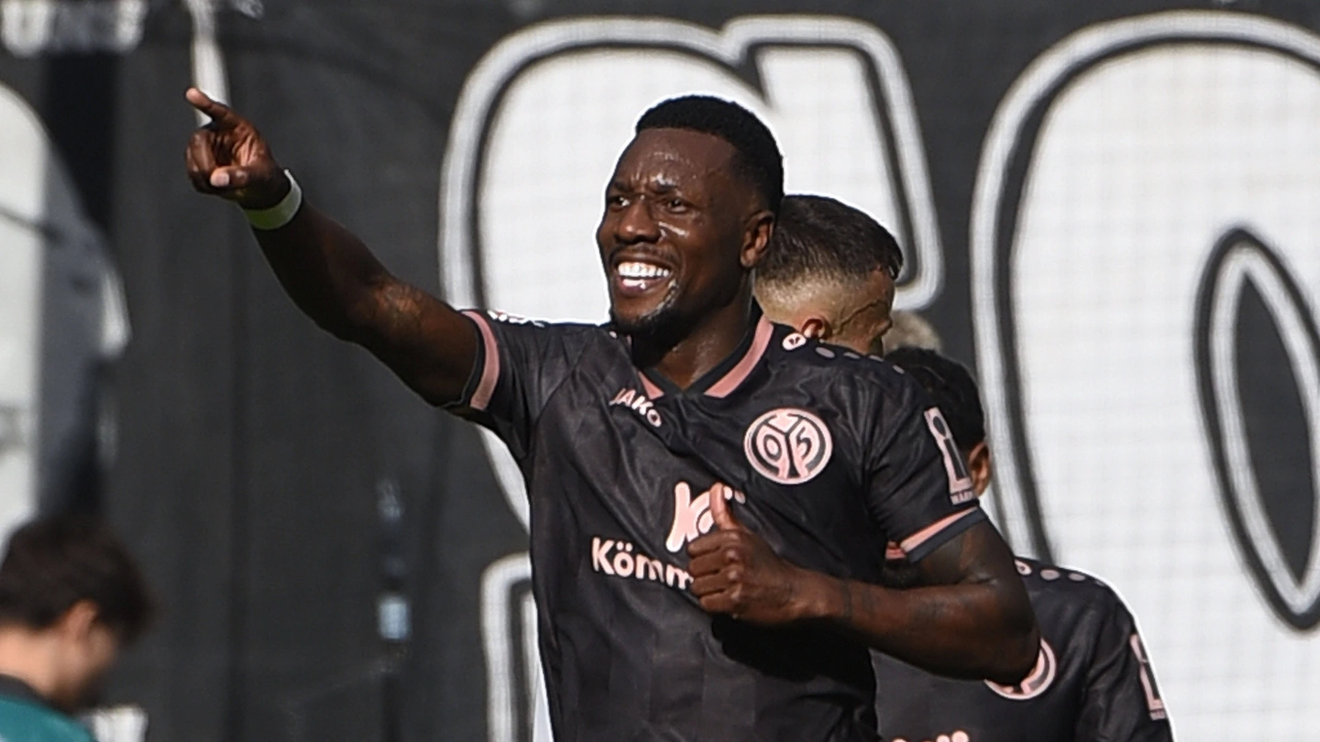 Mainz defeat Borussia Monchengladbach 4-3 after resisting a late comeback