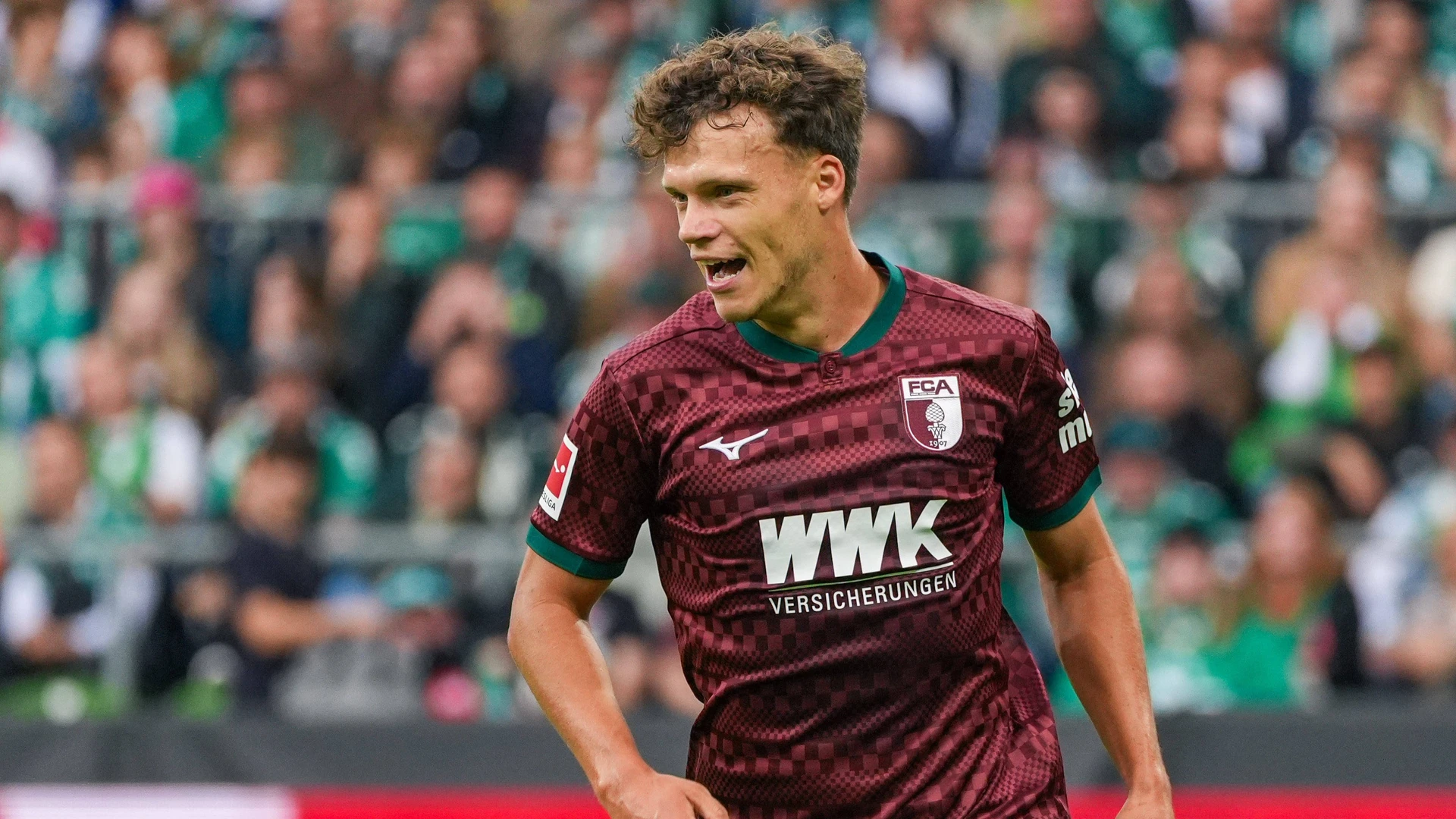 Werder Bremen turn an open match into a 3-2 victory over Augsburg