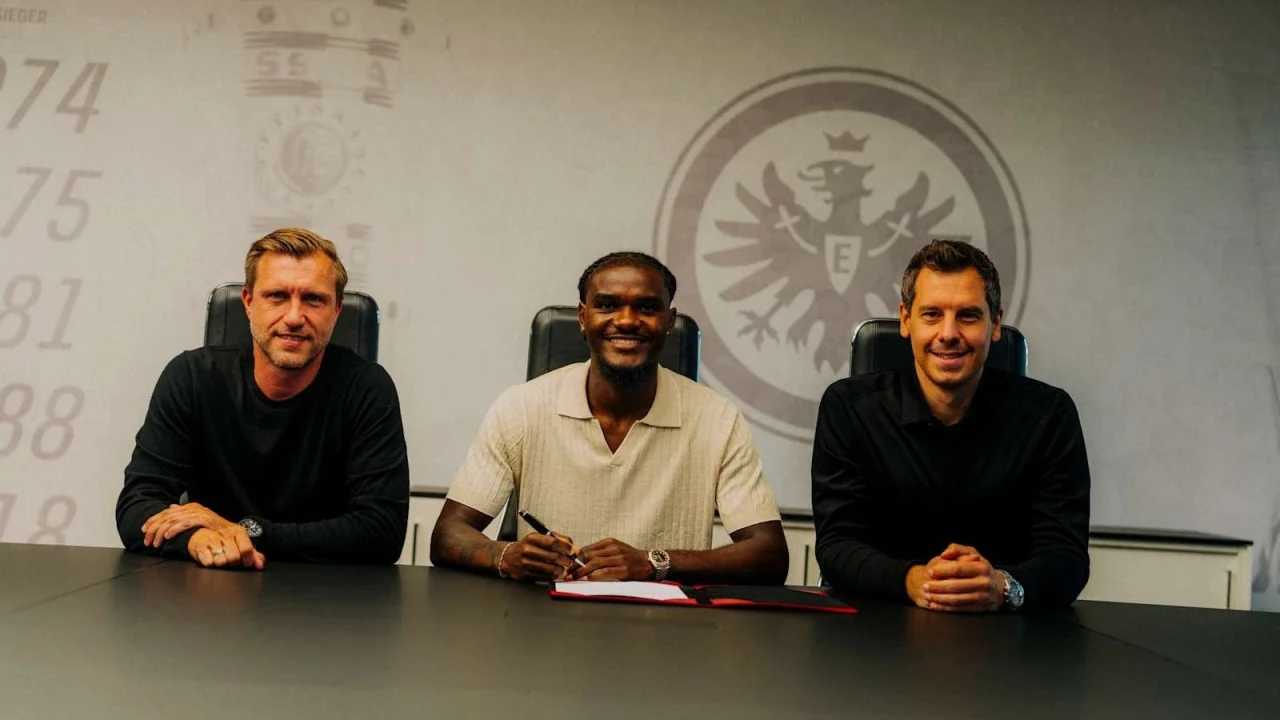 Frankfurt sign left-footed defender Lilian Brassier after Theate leaves